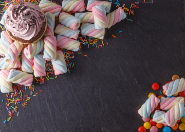 Kayrak siyah arka plan üzerine eğlenceli tatlı çerçeve