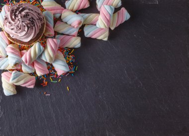 Kayrak siyah arka plan üzerine eğlenceli tatlı çerçeve