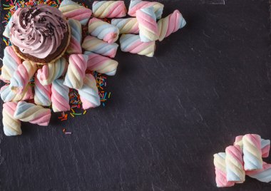 Kayrak siyah arka plan üzerine eğlenceli tatlı çerçeve