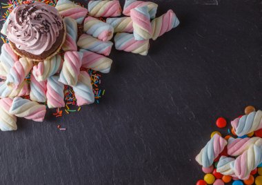 Kayrak siyah arka plan üzerine eğlenceli tatlı çerçeve