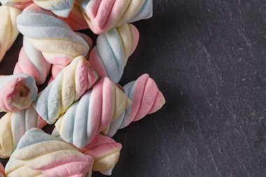 Kayrak siyah arka plan üzerine eğlenceli tatlı çerçeve