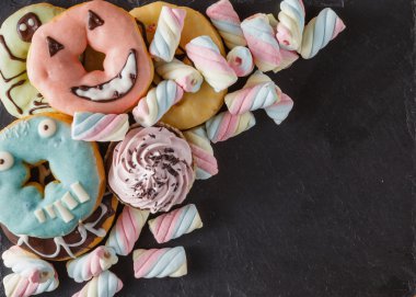 Kayrak siyah arka plan üzerine eğlenceli tatlı çerçeve