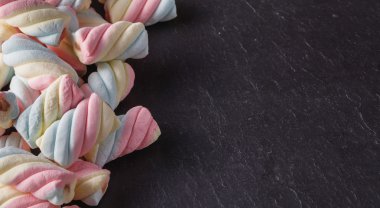 Kayrak siyah arka plan üzerine eğlenceli tatlı çerçeve