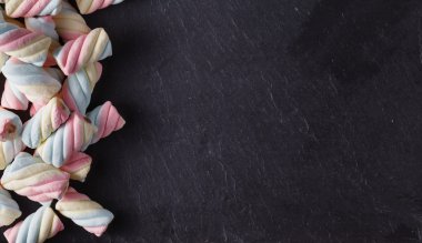 Kayrak siyah arka plan üzerine eğlenceli tatlı çerçeve