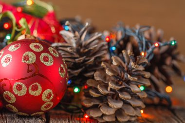 Çam ve koniler ile Noel dekorasyon