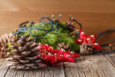 Çam ve koniler ile Noel dekorasyon