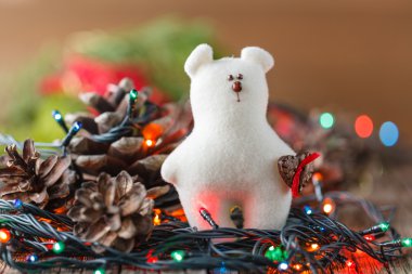 Çam ve koniler ile Noel dekorasyon