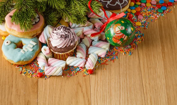 Weihnachtsdekoration mit Süßigkeiten — Stockfoto