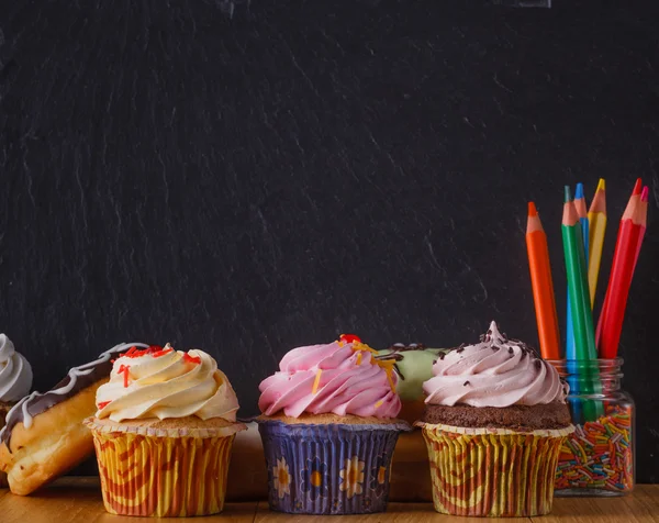 Dulces con lugar de texto en pizarra — Foto de Stock