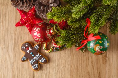 Yeni yıl dekorasyon çam ve kırmızı yıldız ahşap tablo