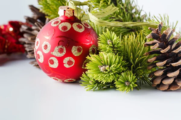Natale e decorazione di Capodanno su sfondo bianco — Foto Stock
