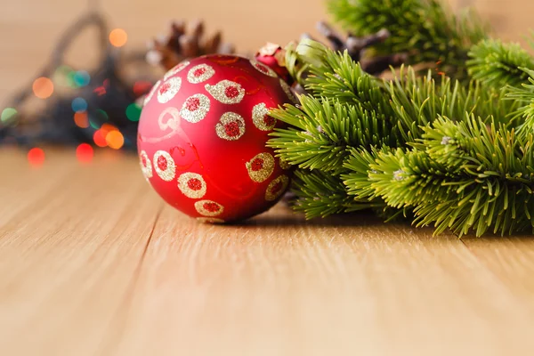 Újévi dekoráció fa asztal fenyő- és a vörös csillag a — Stock Fotó