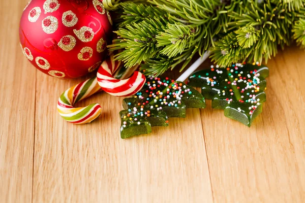 Neujahrsdekoration auf Holztisch mit Kiefern und roten Sternen — Stockfoto