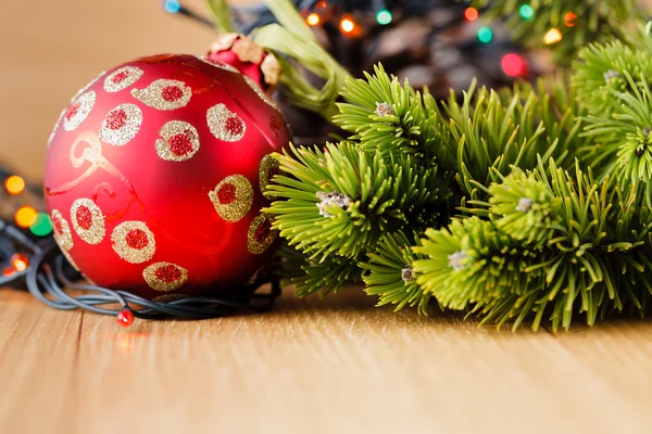 Decoración de año nuevo en mesa de madera con pino y estrellas rojas —  Fotos de Stock