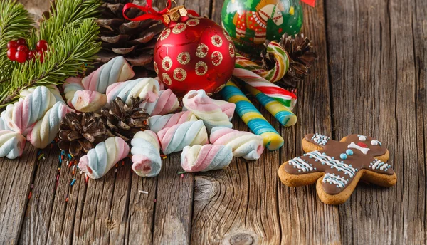 Weihnachtsthema. Kiefer und rote Kugel auf Holztisch — Stockfoto