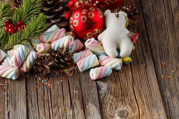 Tema de Natal. Pinheiro e bola vermelha na mesa de madeira — Fotografia de Stock