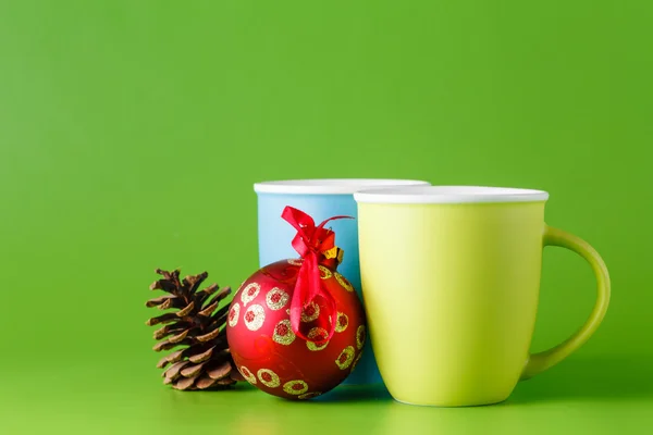 Bebida caliente de Navidad con bola roja — Foto de Stock