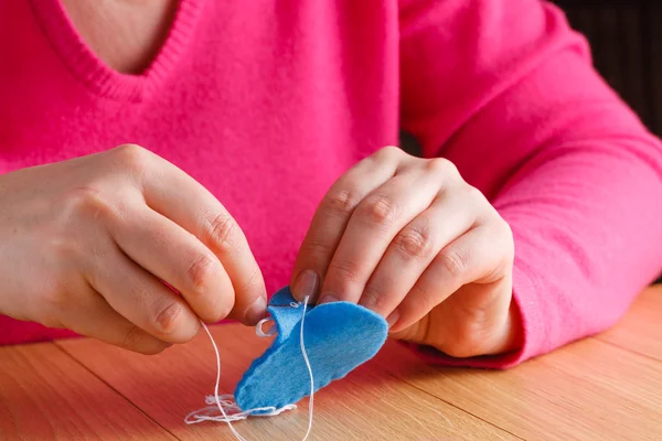 Las manos femeninas haciendo manualidades de fieltro —  Fotos de Stock