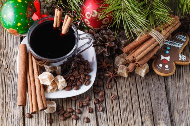 Xmas mulled şarap tarçın çubuğu ile