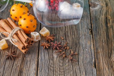 Sıcak mulled şarap yemek pişirmek için malzemeler