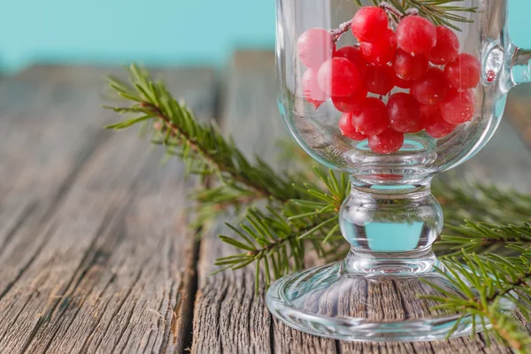 Замороженные ягоды вибурнума на деревенском деревянном фоне — стоковое фото