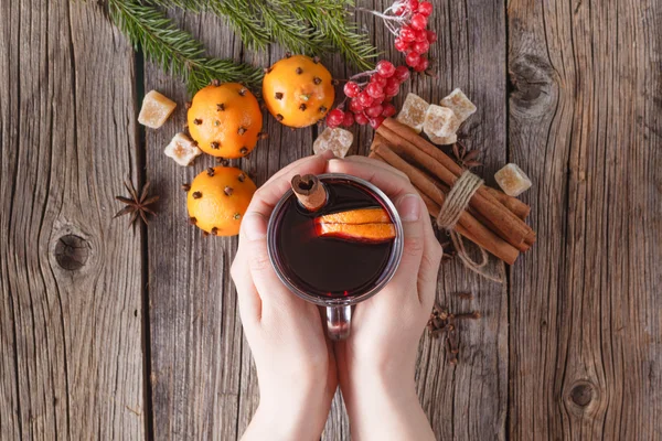 Bicchiere femminile di vino rimuginato caldo — Foto Stock