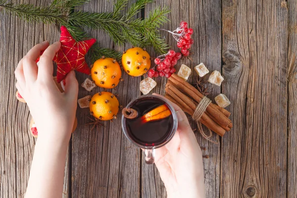 Femme tenir un verre de vin chaud chaud chaud — Photo