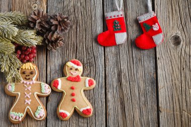 Kış sembolleri rustik ahşap zemin üzerine