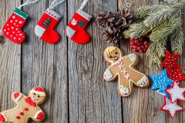 Kış sembolleri rustik arka plan üzerinde