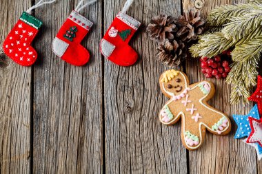 Kış sembolleri rustik arka plan üzerinde