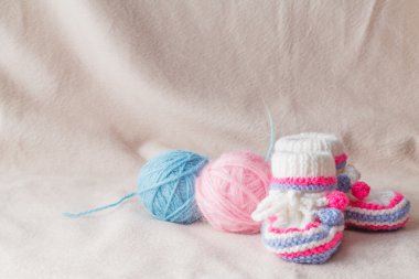 Çocuk patik yumuşak keçe artalan üzerinde