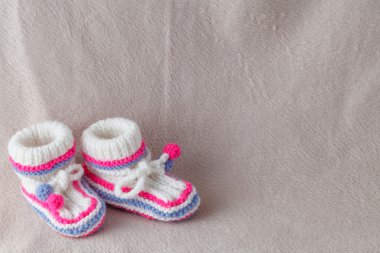 Çocuk patik yumuşak keçe artalan üzerinde