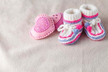 Çocuk patik yumuşak keçe artalan üzerinde