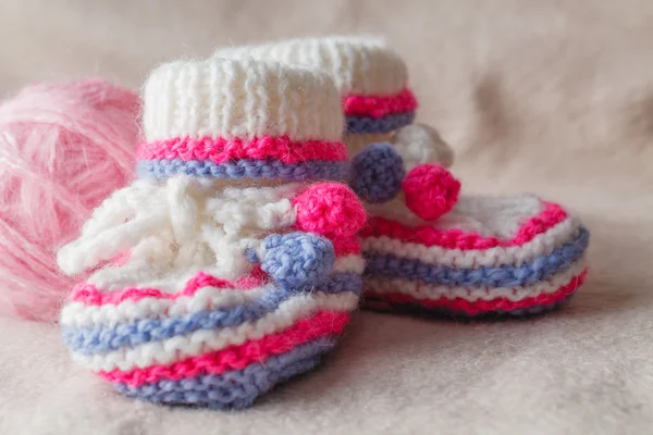 Child booties on soft felt backgound — Stock Photo, Image