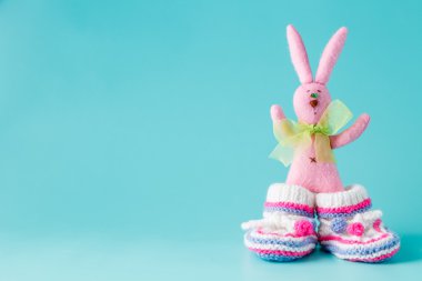 Komik Tavşan Akuamarin arka plan üzerinde Bebek Patiği