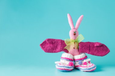 Komik Tavşan Akuamarin arka plan üzerinde Bebek Patiği