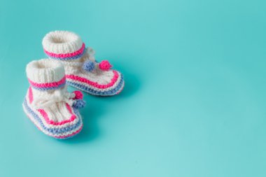 Bebek doğum günü davetiyesi. Örgü patik closeup görünümü