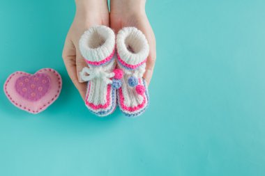 El küçük tutma patik örme