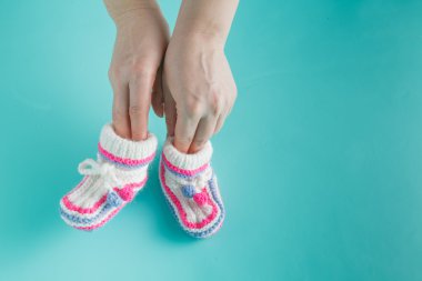 El küçük tutma patik örme