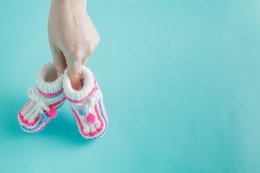 El küçük tutma patik örme