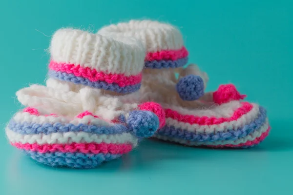 Baby birthday invitation. Knitted booties closeup view — Stock Photo, Image