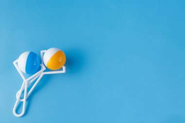 Mavi arka plan üzerinde yeni doğan için çıngırak