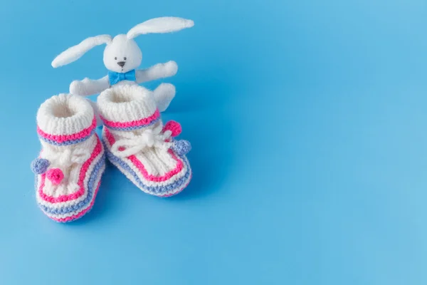 Chaussons tricotés à la main avec jouet — Photo