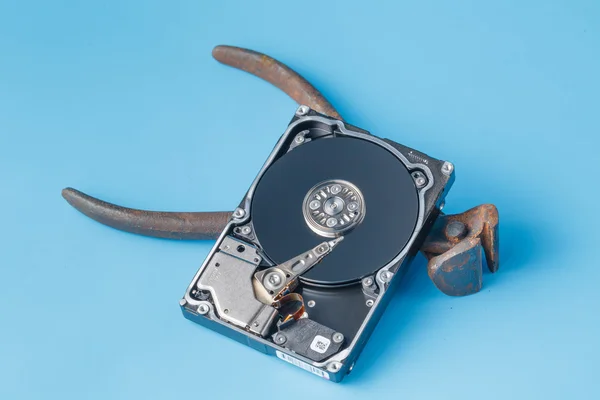 Werkzeuge zur Reparatur von Festplatten mit geöffneter Festplatte — Stockfoto