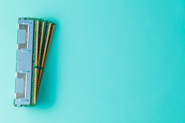 Bilgisayar bellek modülleri Akuamarin arka plan üzerinde