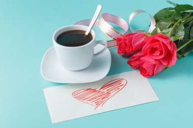 Sevgililer günü kahvaltı kompozisyonu