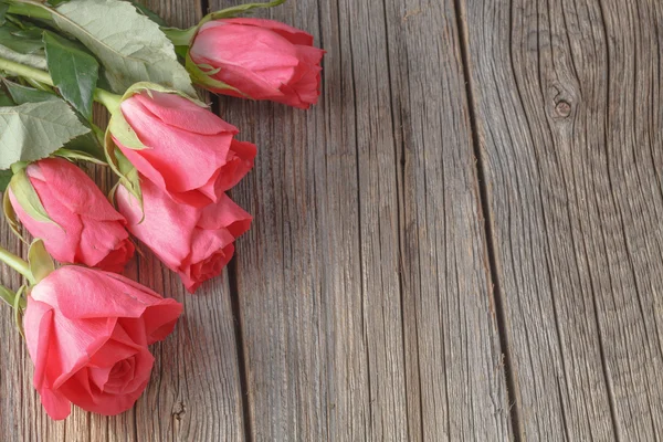 Roses bouquet on old wooden table — Stock Photo, Image