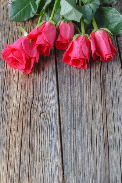 Букет троянд на сільському дерев'яному столі — стокове фото