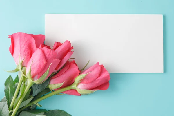 Roses with blank paper  note — Stock Photo, Image