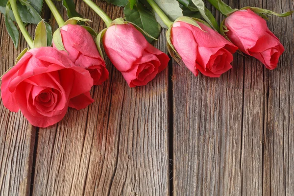 Букет троянд на старому дерев'яному столі — стокове фото